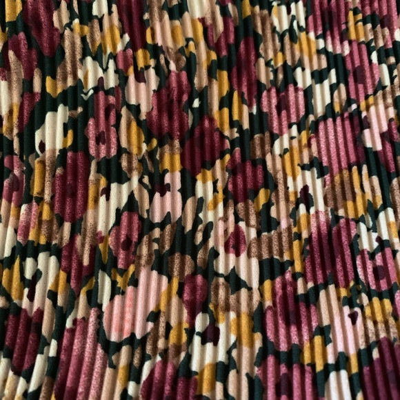 BLACK TAPE FLORAL PLEATED SKIRT SIZE 16 - Picture 4 of 10